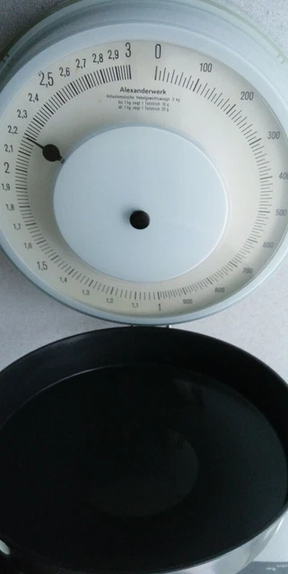 Schöne alte Küchenwaage, Haushaltswaage zur Wandmontage, Alexanderwerk, bis 3 kg