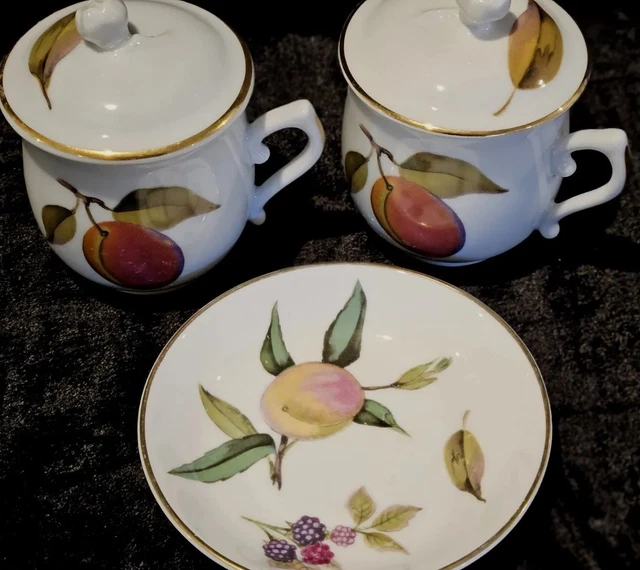 Royal Worcester Evesham Gold  FINE CHOCOLATE CUPS 2 Cups/Lids/BOWL
