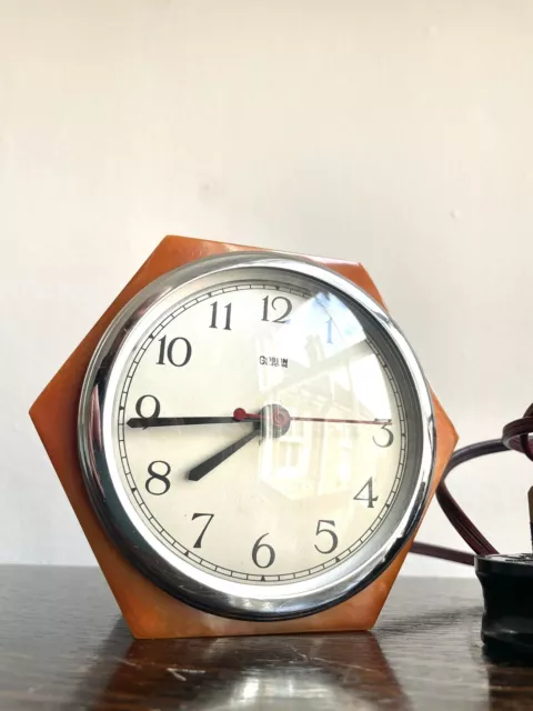 Vintage Phenolic/Catalin Goblin Electric Clock - Great condition. Working 2