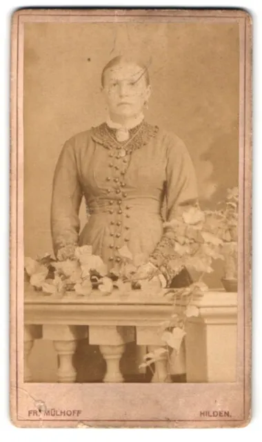 Fotografie Fr. Mülhoff, Hilden, Portrait Dame im bestickten Kleid mit Halskette
