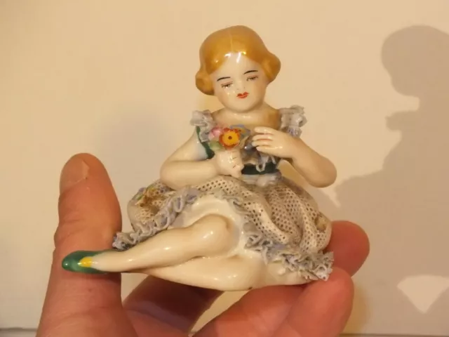 Fillette assise en porcelaine allemande Dresden - estampillé