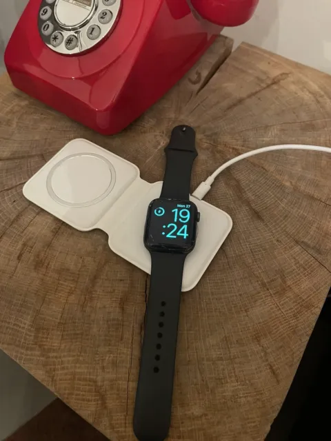Cracked Screen, Apple Watch Series 6 GPS, 44mm Space Grey Aluminium Case.