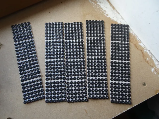 XXe  Mercerie 5 plaques de 144 boutons couture en pâte de verre noir diam 1 cm