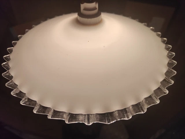 ANCIENNE ABAT JOUR opaline verre dentelé blanche pour suspension Montré