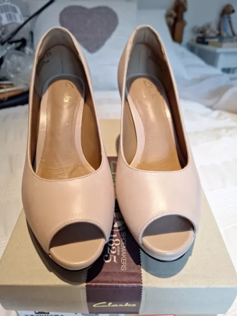 CLARKS WOMEN S DELSIE Britta Nude Leather Platform Heels Size 3