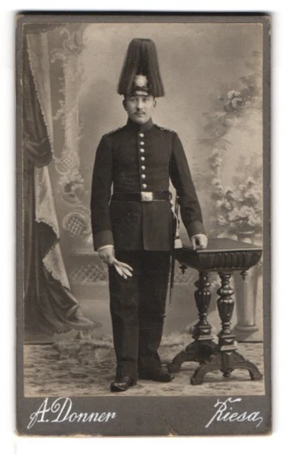 Fotografie A. Donner, Riesa, Soldat in Uniform mit Pickelhaube Sachsen und Para