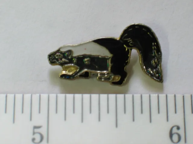 Vintage Skunk Enamel Pin (1a)