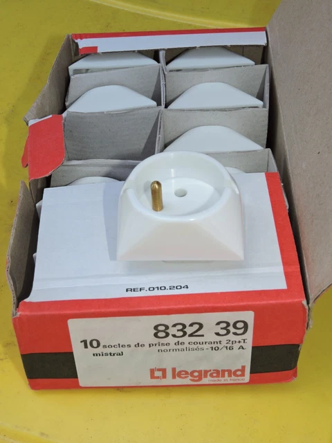 Réglette De Prises LEGRAND Mistral 18 Prises 2P+T - Réf. 832 39 (ouverte, Jamais Utilisée)