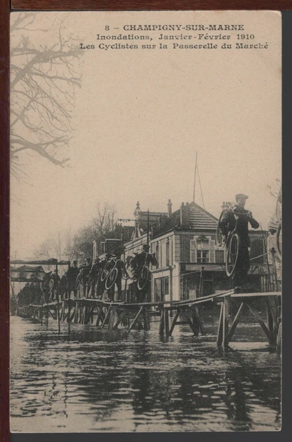 94 - CHAMPIGNY-SUR-MARNE - Les Cyclistes sur la passerelle du marché