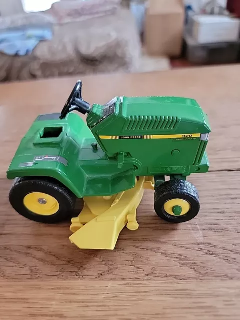 John Deere 320 Lawn Mower Rider   5591-8890 Diecast Toy Ertl Missing Seat