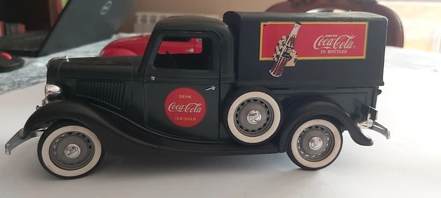 Modellino Ford Van v8 Coca Cola Solido scala 1:17