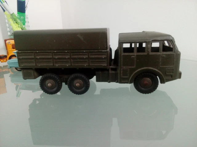 DINKY TOYS, camion berliet porte char militaire N2 jantes creuses c