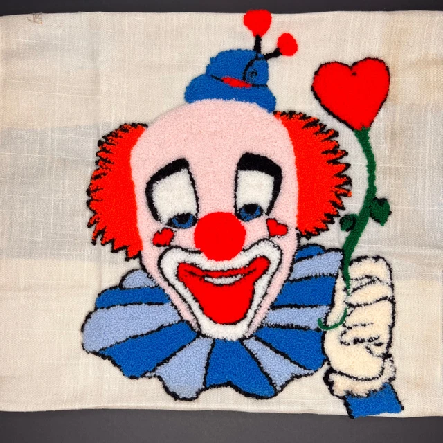 Aplique kitsch grande de colección años 70 con aguja perforable arte payaso acabado
