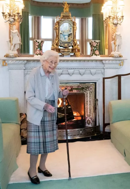 Last Photo of Queen Elizabeth ll Postcard 5" X 7" At Balmoral Castle Scotland