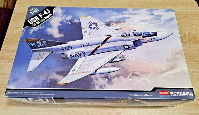 Modellino Academy 1:48 F-4J VF-84 Jolly Rogers - Kit ACD12305 In Scala