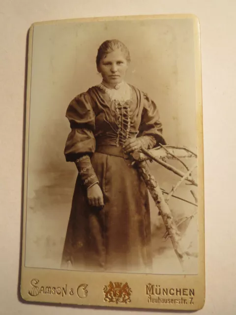 München - stehende junge Frau im Kleid - Portrait / CDV