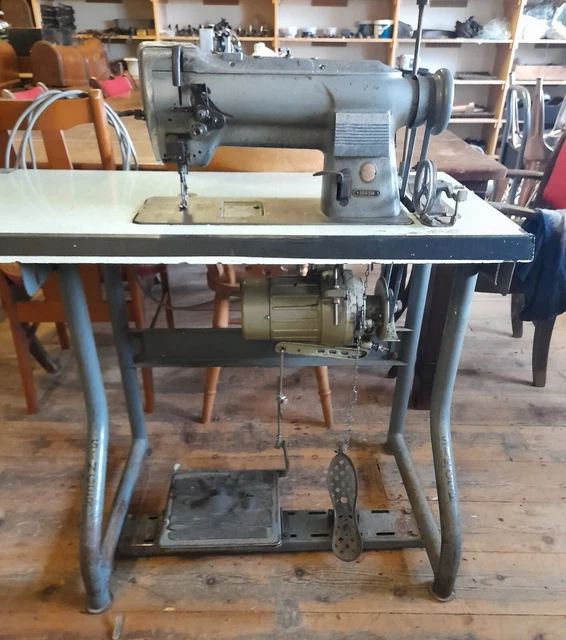 SINGER INDUSTRIAL SEWING machine including compound feed/walking foot