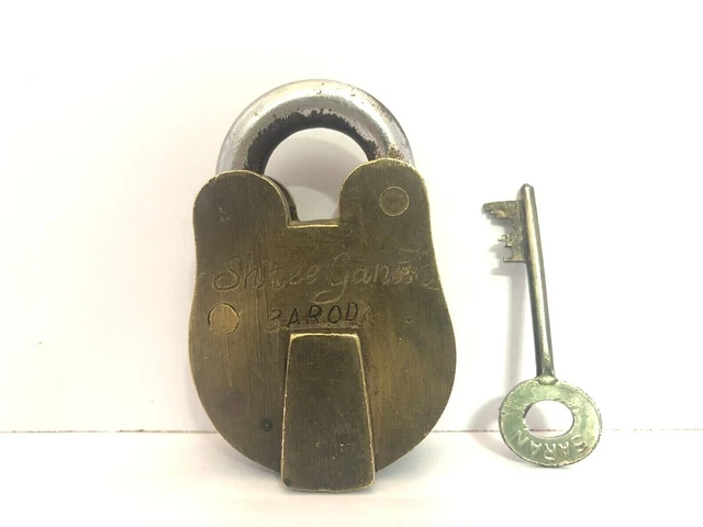 Ein Altes Vintage Messing-Baroda Vorhängeschloss Mit Schlüssel.