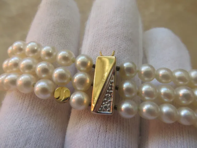 Schoeffel 750 18k Gold Perle 3 Stränge Armband mit Diamantverschluss.