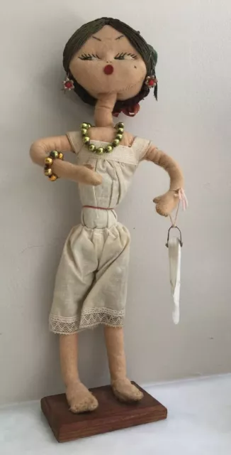 Figurine de poupée d'art folklorique artisanale unique fantaisiste sur support ; vintage unique