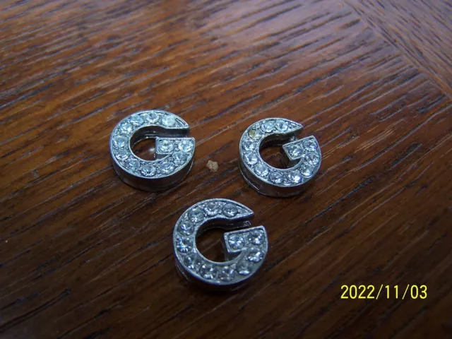 Bouton ancien en strass sur métal argenté en forme de lettre. Lettre G. Réf 404