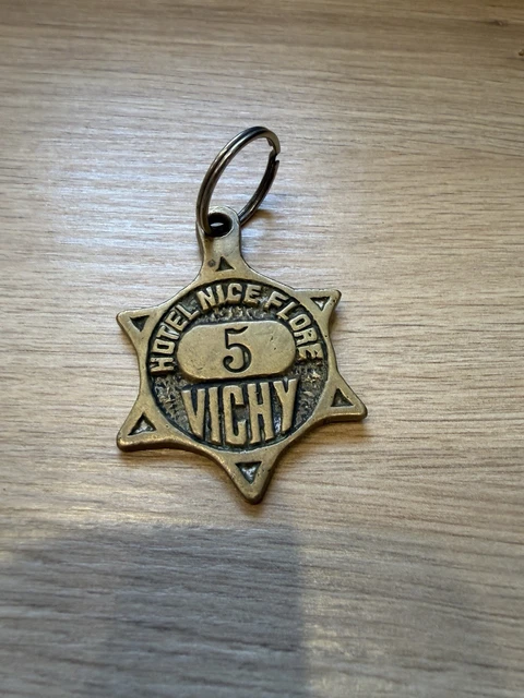 Porte-clés Vintage VICHY CENTRAL En Plastique - France Années 1970, Thème Alimentation