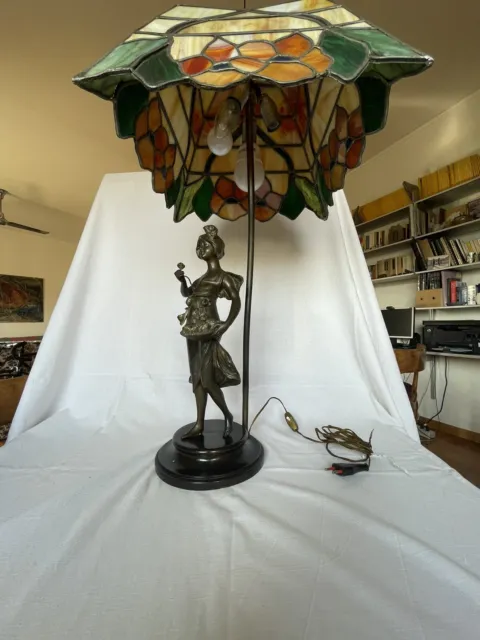 Lampada da tavolo stile Tiffany, paralume in vetro piombato e piantana in bronzo 7