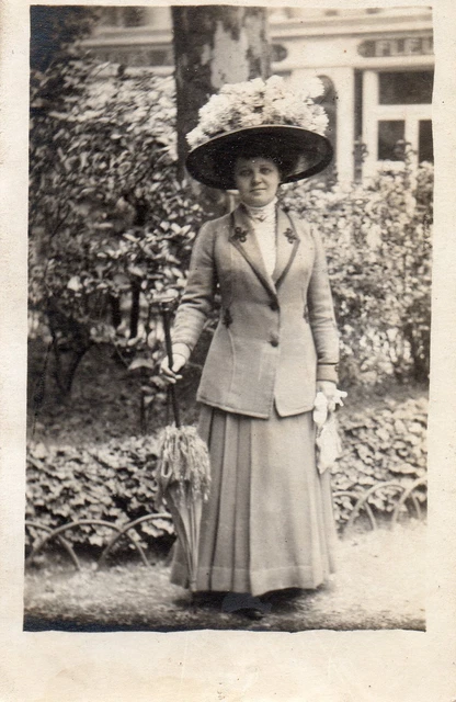 BD809 Carte Photo vintage card RPPC Femme woman mode fashion chapeau parapluie