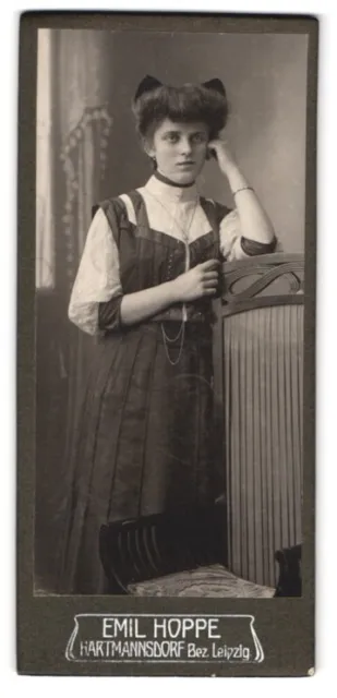 Fotografie Emil Hoppe, Hartmannsdorf, Portrait junge Frau im Kleid steht gelang