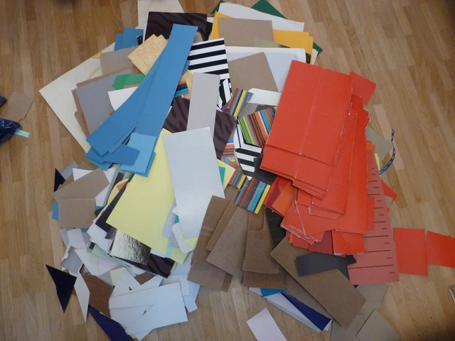 ca 4 Kilo Bastelpappen Pappreste + farbiges Papier zum Basteln