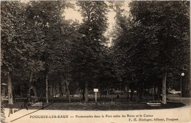 CPA POUGUES-les-EAUX - Promenades dans le Parc entre-les-BAINS et (456837)