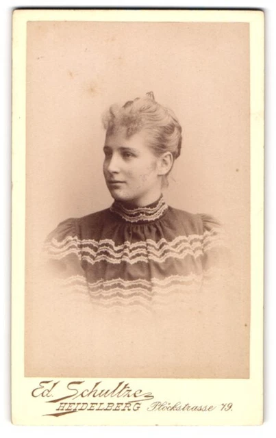 Fotografie Ed. Schultze, Heidelberg, Plöckstrasse 79, Junge Dame in modischer K