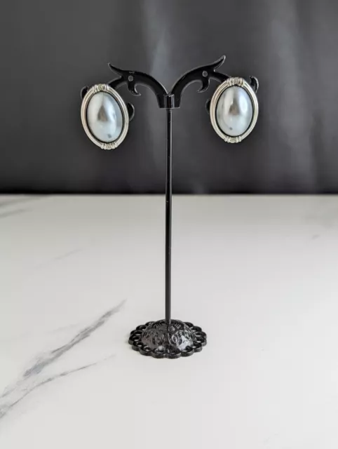 Lovely Vintage Silver-Tone Faux Pearls Clip-on Earrings by Richelieu Jewellery. 3