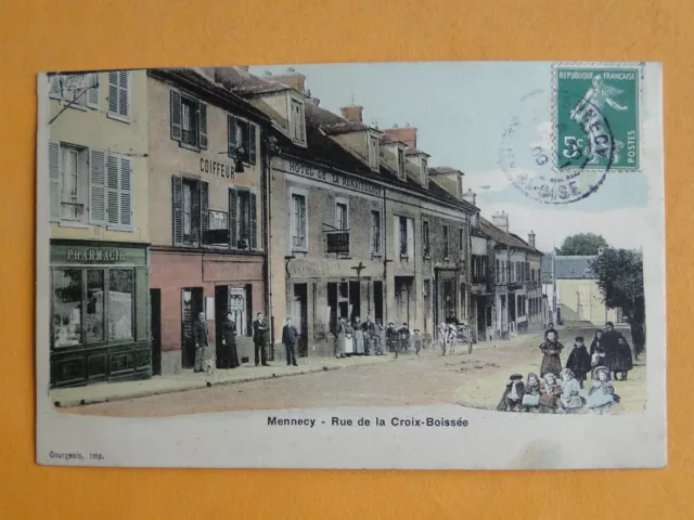 MENNECY -- Rue de la Croix Boissée - Pharmacie - Coiffeur - Hôtel - TRES ANIMEE