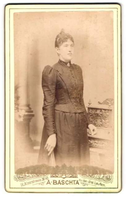 Fotografie A. Baschta, Wien, Alserstr. 38-40, Bürgerliche Dame mit einem Fächer