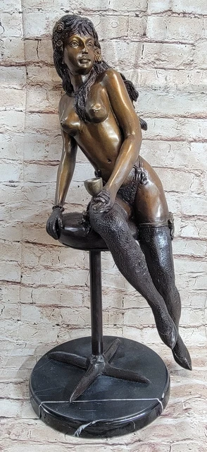 NACKTE FRAU HALTEN Ein Tasse Sitzend Auf Hocker Messingskulptur Statue