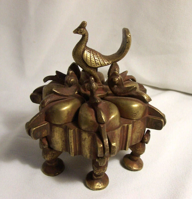 BOITE à TIKKA fard pigment BRONZE forme FLEUR fermeture PAON oiseau INDE