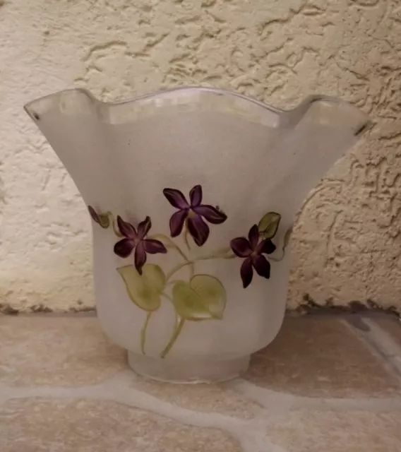 ancienne tulipe lampe à pétrole en verre givré émaillé à décor de violette