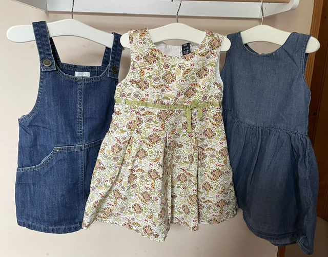 Pacchetto abiti per ragazze Pinafore età 18-24 mesi. Denim e fiori. NEXT & Baby GAP.