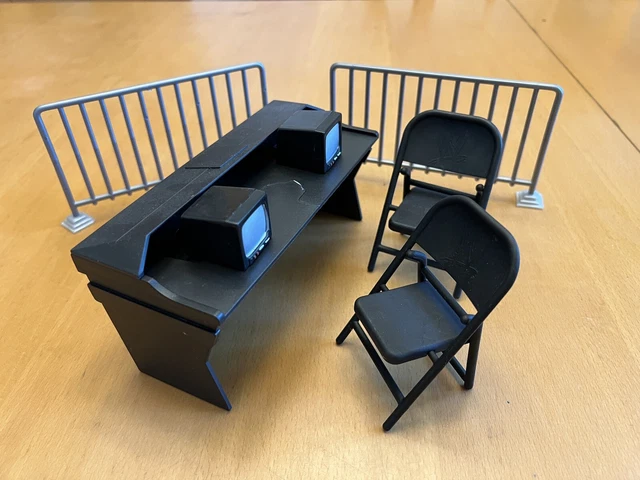 WWE WWF Wrestling Jakks Commentators Announce Table Desk, Chairs, Barricades WWE WWF Wrestling Jakks Commentators Announce Table Desk, Chairs, Barricades