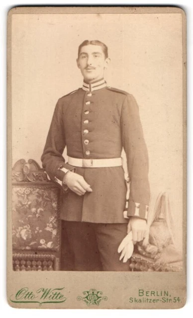 Fotografie Otto Witte, Berlin, Skalitzer Str. 54, junger Soldat in Gardeuniform