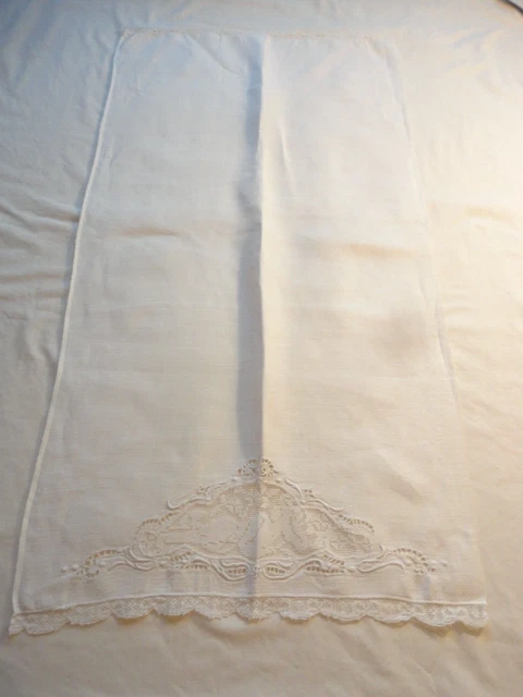 Antique 1920's Bath Towel White Linen w/ Handmade Lace & Embroidery 18" x 32" Antique 1920's Bath Towel White Linen w/ Handmade Lace & Embroidery 18" x 32"