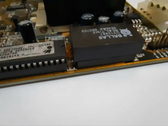 Gigabyte GA-586ATV socket 7 ISA + Intel Pentium MMX 200 MHz + 64 MB di RAM 4