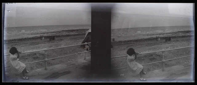 Famille Fillette Plage c1930 Photo NEGATIVE Plaque de verre Vintage Stereo