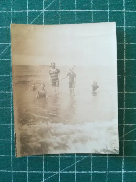 vs411 photo circa 1915 family swimsuit in the sea