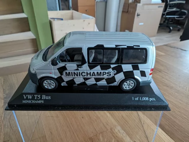 VW T5 Bus    2003     "  Minichamps  "      1:43  Minichamps