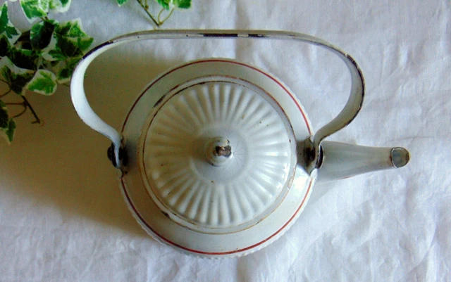 Bouilloire Emaillee Ancienne Rouge a Pois Blanc / Enamelware