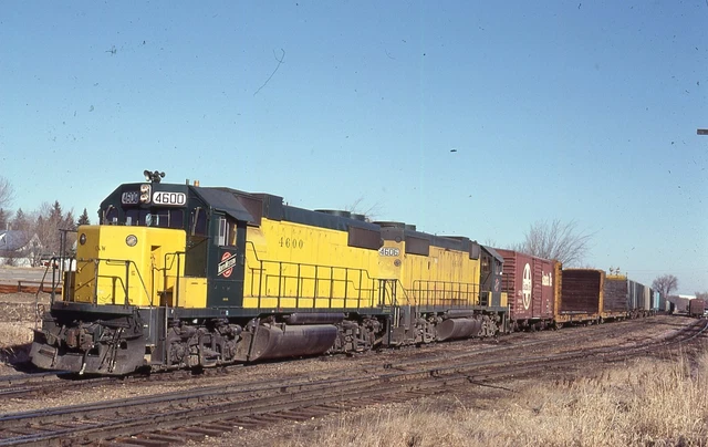 C&NW GP38-2 - Number - 4600 + 1 w/Train - ORIG - KR - rals707