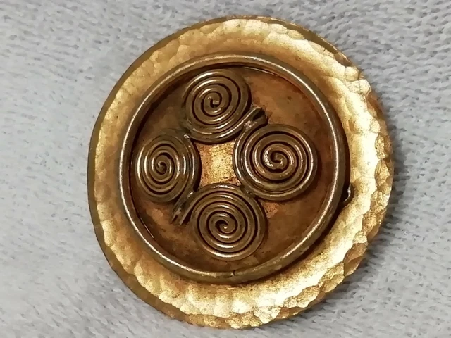 Broche fantaisie en métal argenté, signée KELT (marque fantaisie décorative
