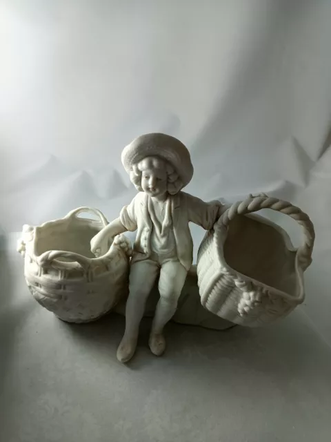 Bouquetière ancienne en biscuit de porcelaine , début 20ème ,numérotée